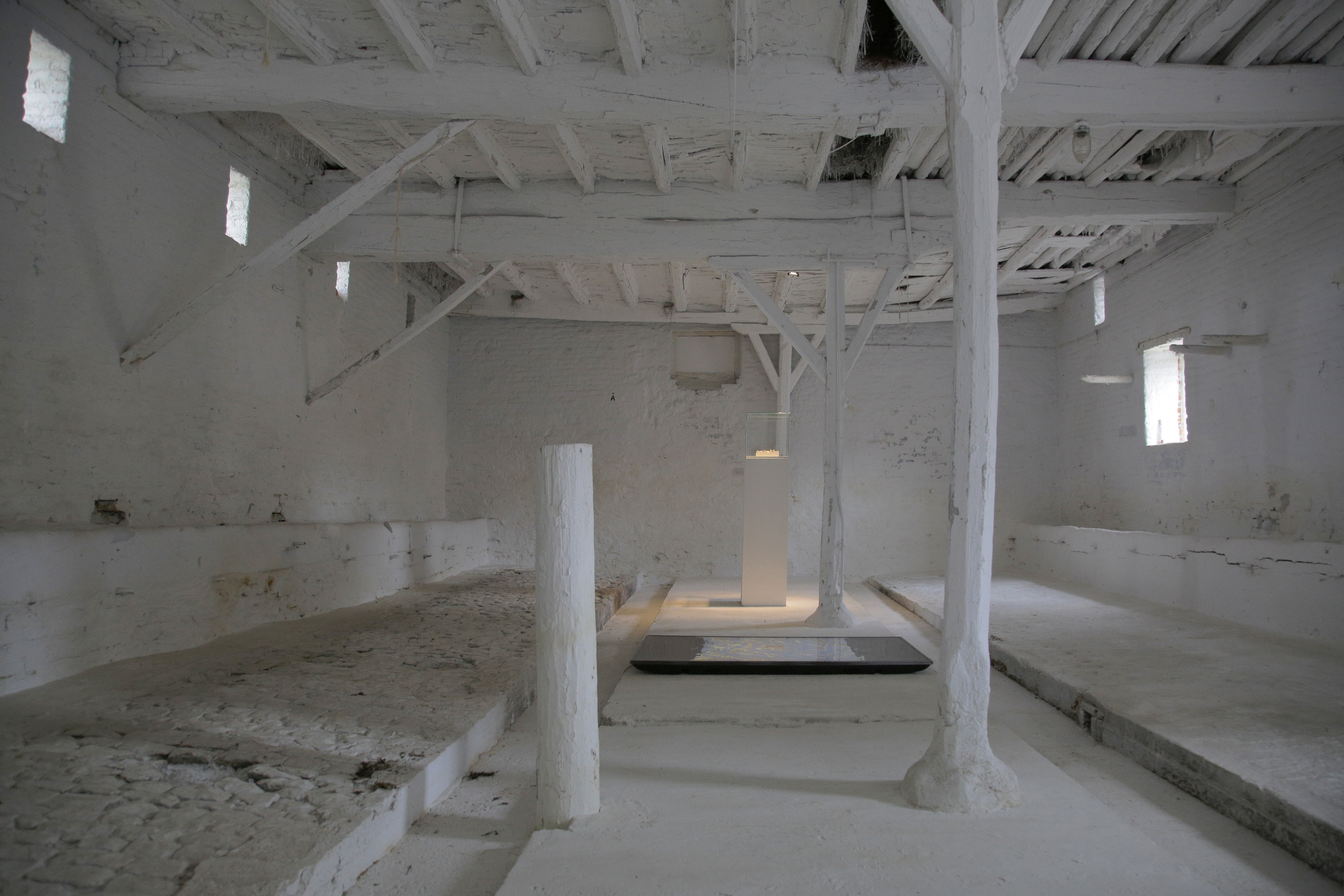 54ES Fêtes de la Saint Martin, Tourinnes La Grosse, (B) “Abîmes” 3D print, plâtre, feuilles d'or, frame issue du film3D 407 1300 2019 Film 3D Moniteur 03